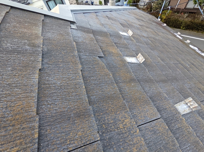 狛江市東和泉にてスレートの点検、費用を抑えるのであれば屋根のカバー工事がオススメです
